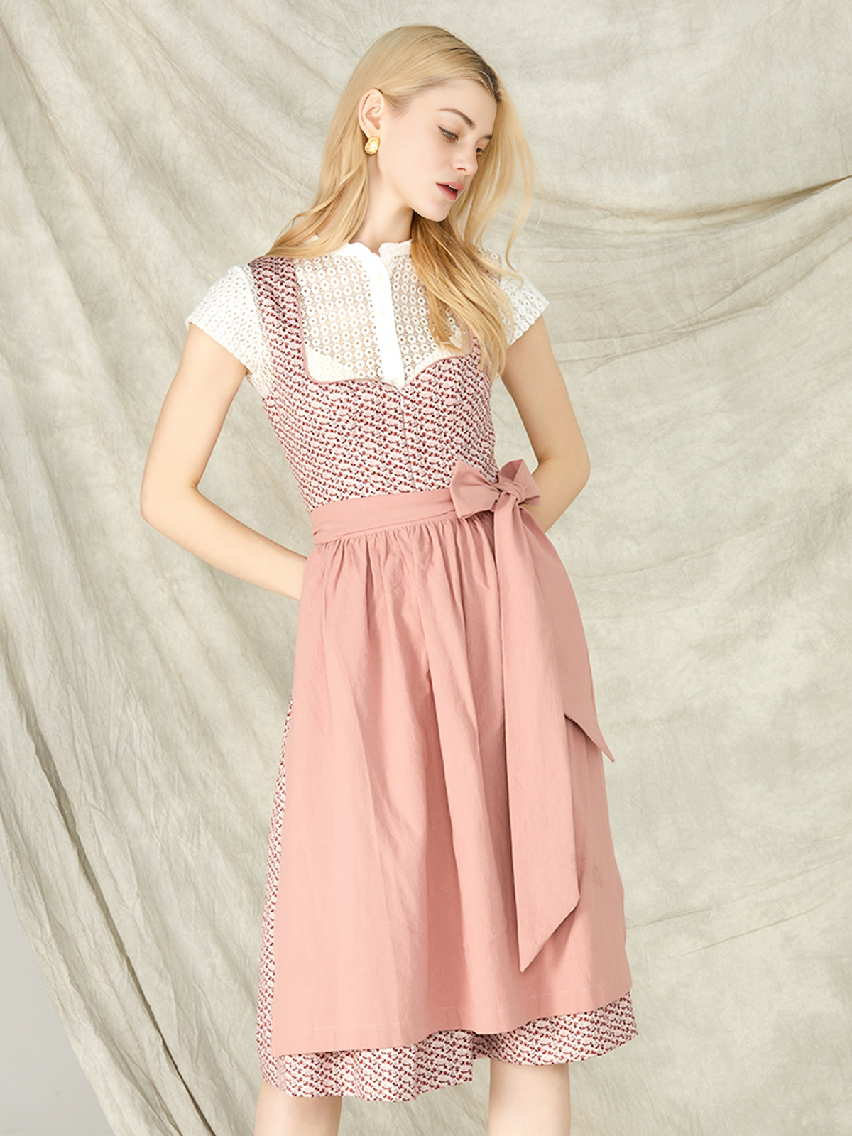 Modernes rot schwarz Dirndl mit figurbetonter Silhouette