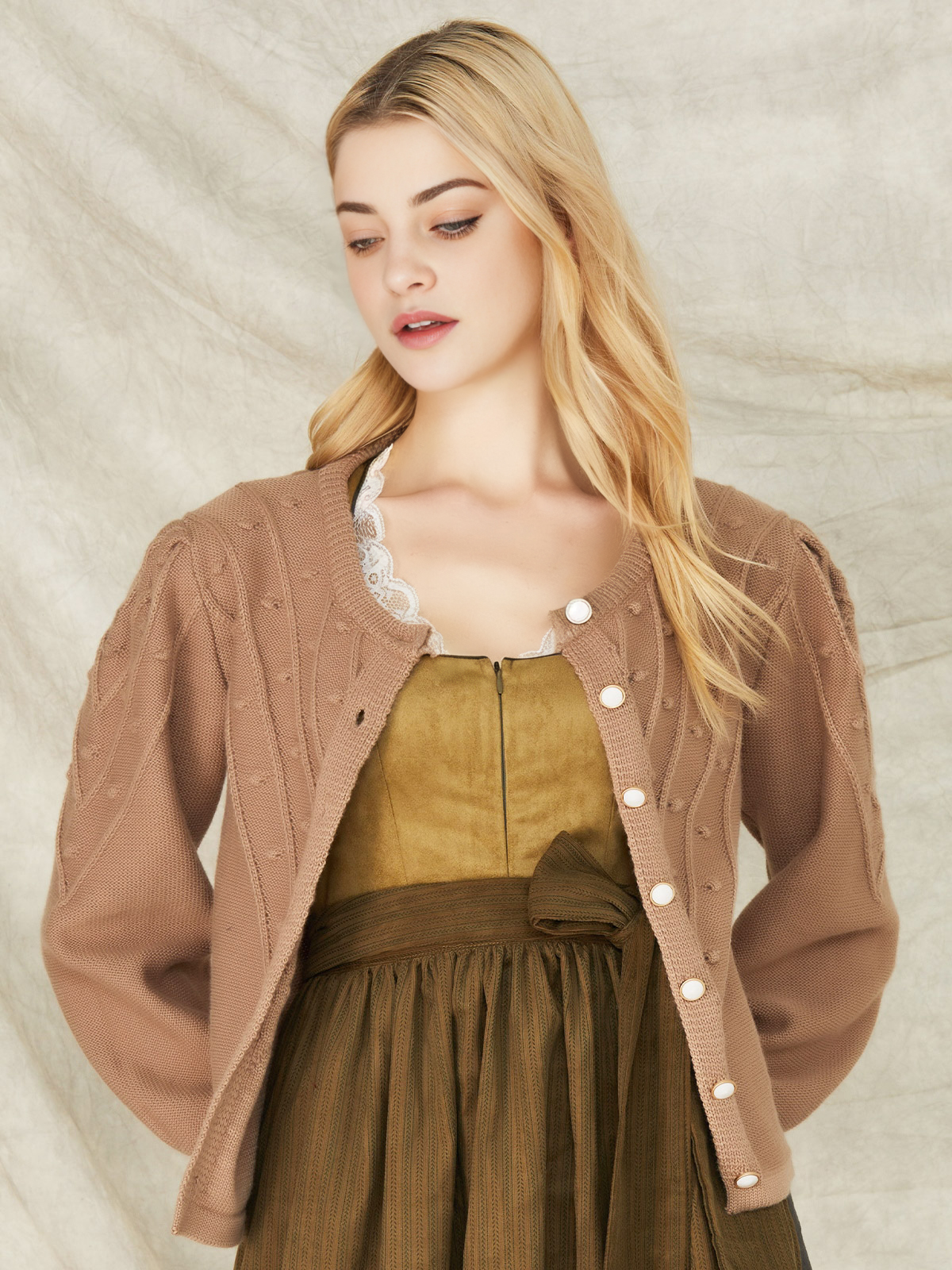 Modernes Dirndl in Braun