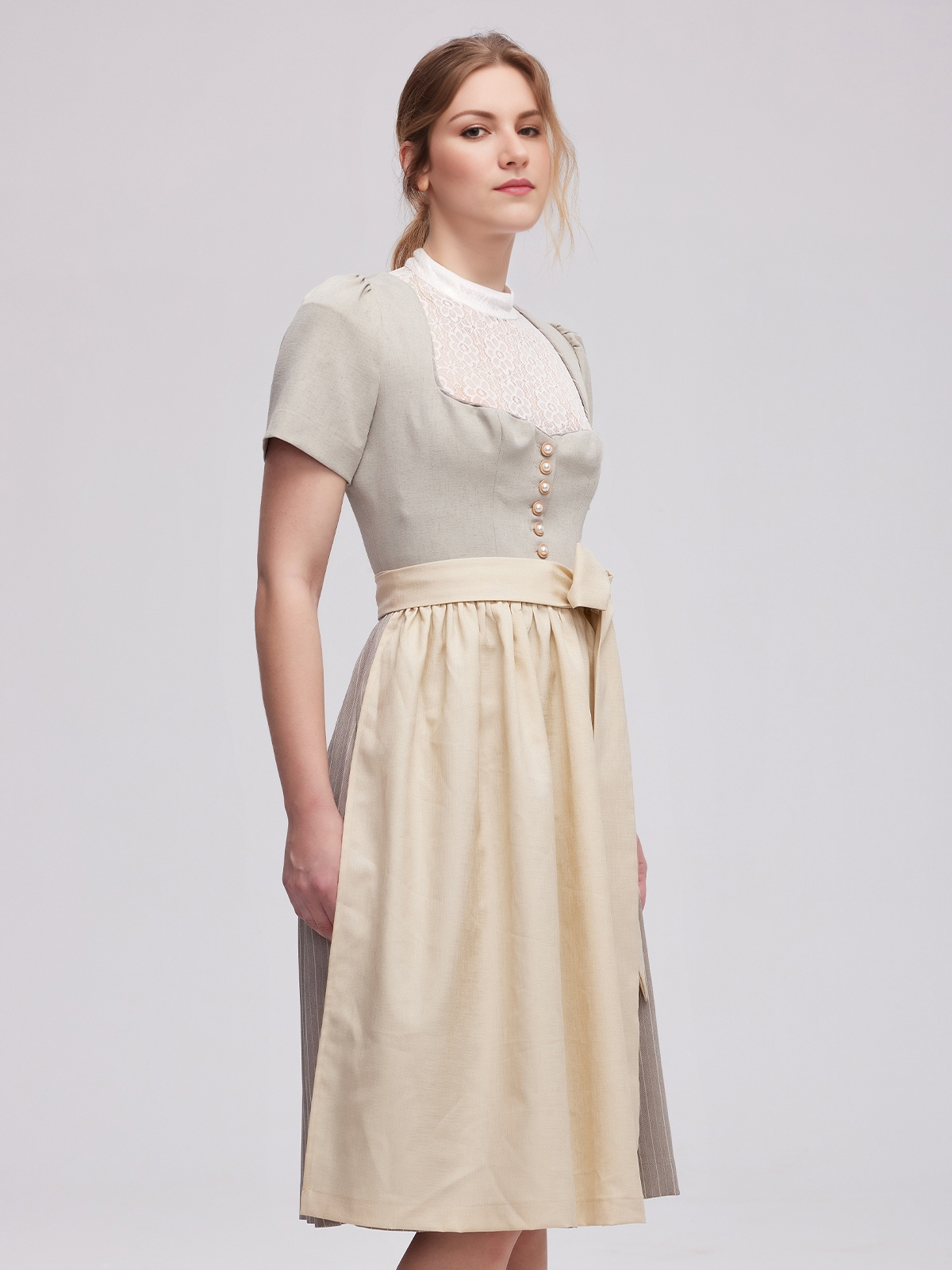 Dirndl in Grau – zeitlos und elegant
